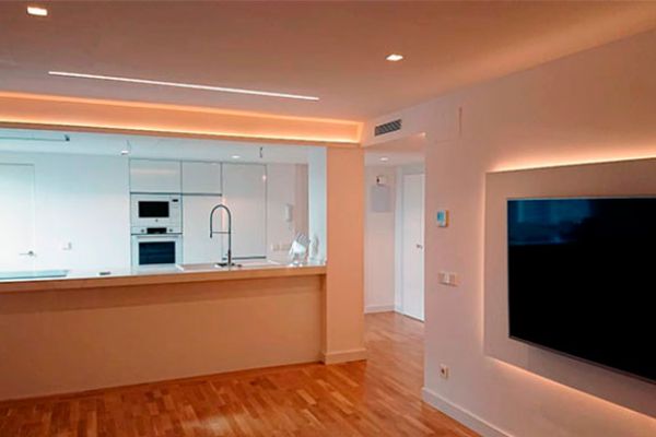 Suelos Pamplona · Instalación de suelo de parquet en cocina abierta en Pamplona