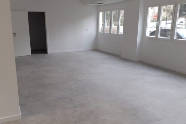 Suelos Pamplona · Instalación de suelo vinílico en un local comercial de Pamplona