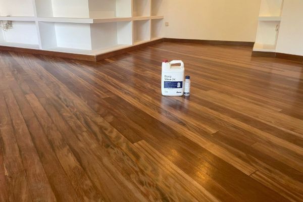 Suelos Pamplona · Lijado y barnizado de suelo de parquet en Pamplona